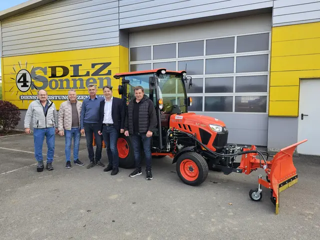 Ein Beispiel für Gemeindekooperation: die Bürgermeister Franz Bernroitner aus Roßbach, Erich Priewasser aus Höhnhart, Manfred Feichtinger aus St. Veit und Georg Gattringer aus Aspach mit Bauhofleiter Andreas Kronberger. | Foto: Gemeinde Höhnhart