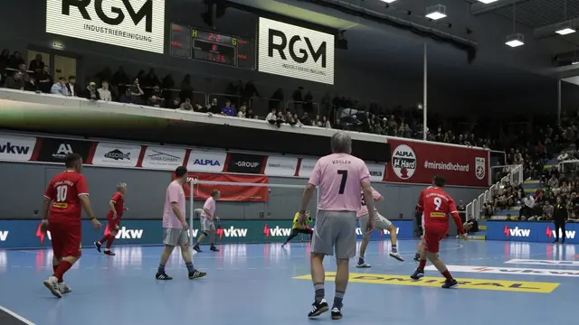 In der Sporthalle Hard am Bodensee findet der 2. Internationale Raiffeisen-Legendencup statt. Dank starker Tiroler Beteiligung bei der Organisation und am Parkett. | Foto: SV Legendencup Bodensee