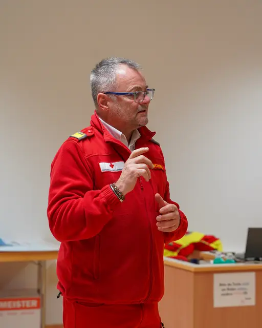 Bezirksgeschäftsführer Aldo Striccher bedankte sich bei den neuen First Respondern für die Bereitschaft. | Foto: J. Reicher/Rotes Kreuz Stmk.