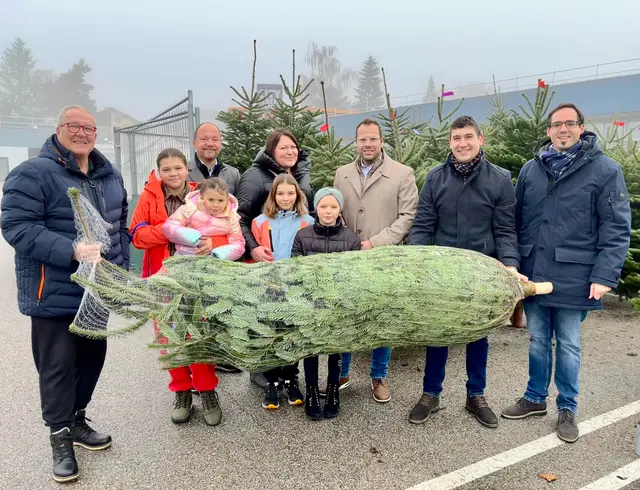 Freude bei Eva Spiesmeier über den Christbaum. | Foto: Volkspartei Schrems