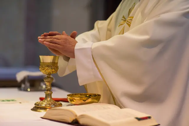 Weihnachtsgottesdienst für Alleinerziehende: Ein Moment der Gemeinschaft für Menschen, die Weihnachten oft allein verbringen. | Foto: smarterpix