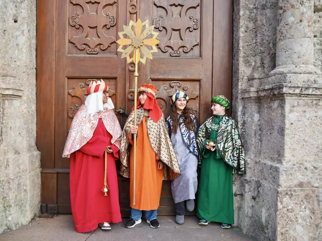 Rund 10.000 Kinder und Jugendliche ziehen in Tirol von Tür zu Tür, um den Segen der Heiligen Drei Könige zu überbringen. | Foto: DKA