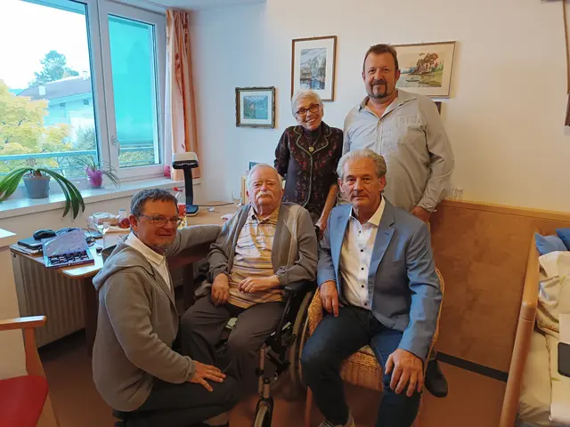 Helmut Böhm (2.v.l.) übergab seine Lebenswerk an das Stadtarchiv Attnang-Puchheim. | Foto: Stadtarchiv Attnang-Puchheim