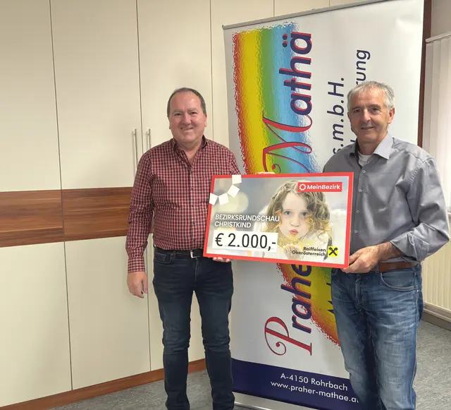 Reinhold Mathä (l.) und Herbert Praher (r.) spenden auch heuer wieder 2.000 Euro an das BezirksRundSchau Christkind. | Foto: MeinBezirk/Schütz