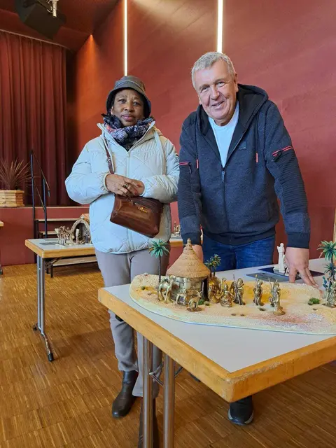 Bgm. Friedrich Paulitsch (rechts) besitzt über 180 Krippen. | Foto: Privat