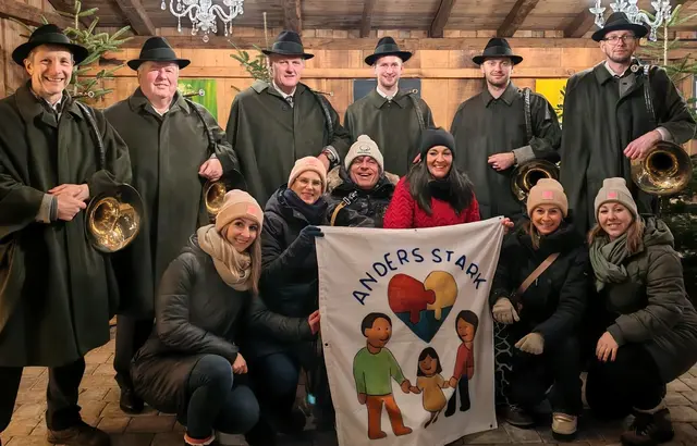 Einer der Höhepunkte am Sonntag war der Auftritt der St. Florianer Jagdhornbläser. Hier im Bild mit den Organisatoren, Mundmaler Paulus Ploier und seine Frau Monika, und vom Verein ANDERS STARK Melanie, Iris, Ulrike und Sara. | Foto: Stefania Kozakova