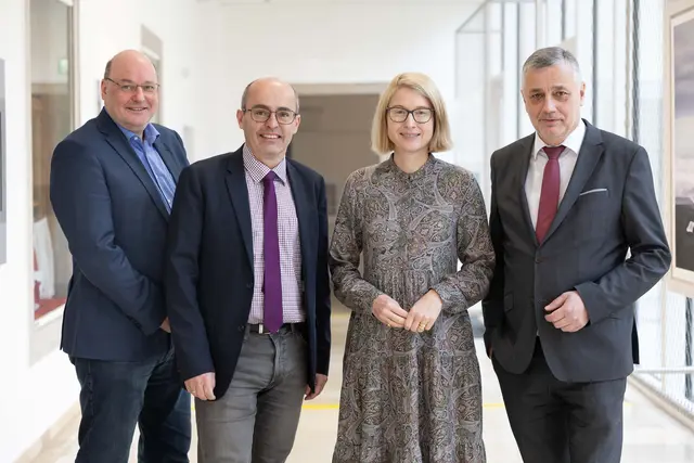 LH-Stv. Christine Haberlander mit (von links) Peter Eiselmair (Geschäftsführer Education Group), David Pfarrhofer (Institutsvorstand und Geschäftsführer von market) sowie Alfred Klampfer (Bildungsdirektor). | Foto: Land OÖ/Lina Spenlingwimmer