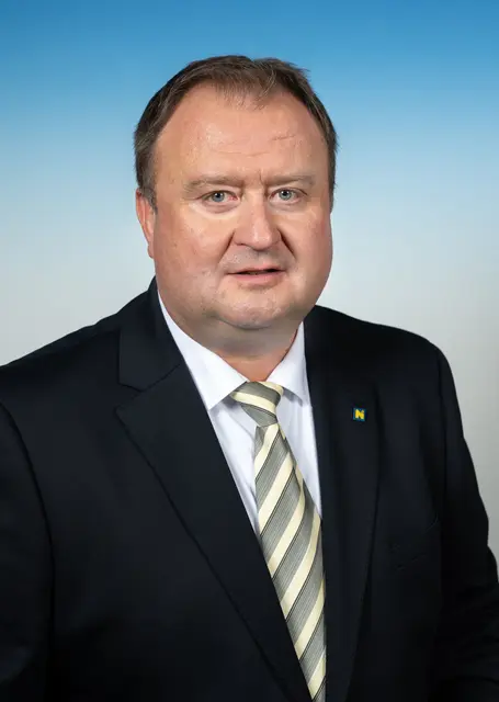 Stefan Schick wurde in der jüngsten Sitzung der Niederösterreichischen Landesregierung mit sofortiger Wirkung zum neuen Leiter der NÖ Agrarbezirksbehörde (Amtsvorstand) bestellt. | Foto: NLK Khittl