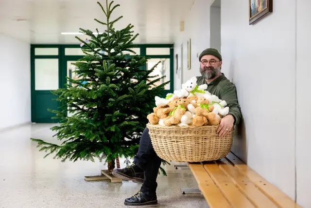In der Justizanstalt (JA) Josefstadt werden seit Kurzem Teddybären an Kinder von Inhaftierten verteilt. Dies soll das Warten auf den Besuch erleichtern. | Foto: Erzdiözese Wien/Stephan Schönlaub