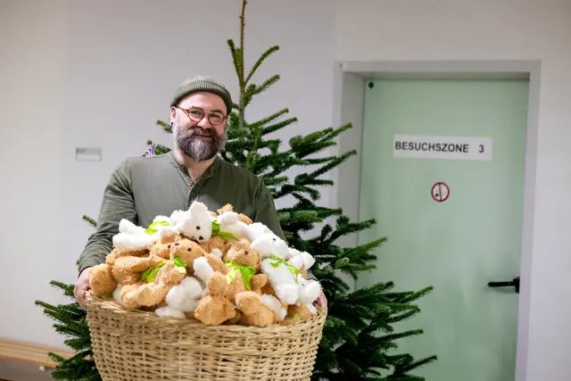 Damit das Warten auf den Besuch der inhaftierten Eltern leichter fällt, gibt es jetzt kuschelige Bären für den Nachwuchs im Gefängnis. | Foto: Erzdiözese Wien/Stephan Schönlaub
