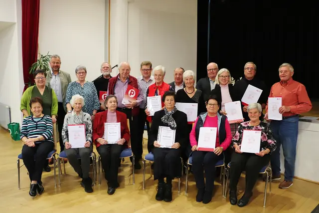 Bgm. Robert Tulnik (li) mit dem Vorstand des PVÖ Fernitz und den geehrten langjährigen Mitgliedern.  | Foto: Edith Ertl