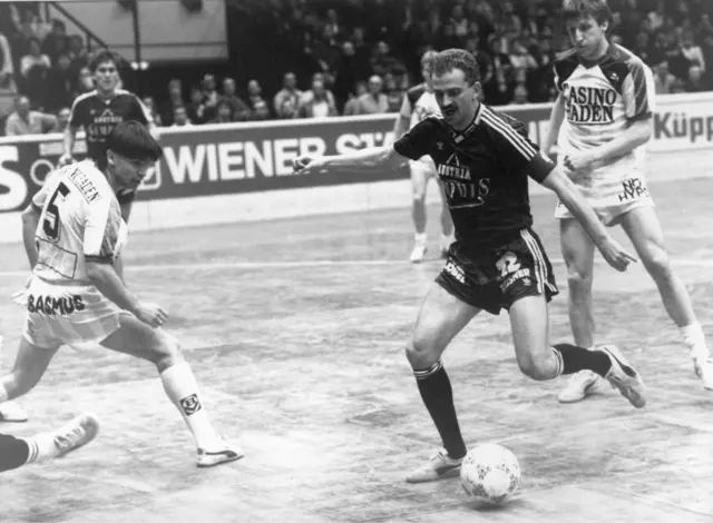Austria Wien gegen Admira. In der Mitte Herbert Prohaska. 8. Jänner 1988. | Foto: APA-Images / brandstaetter images / Votava