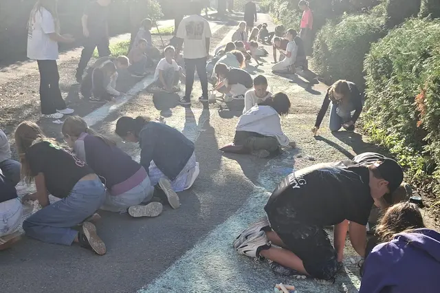 Die Kids gingen großflächig ans Werk | Foto: Mittelschule