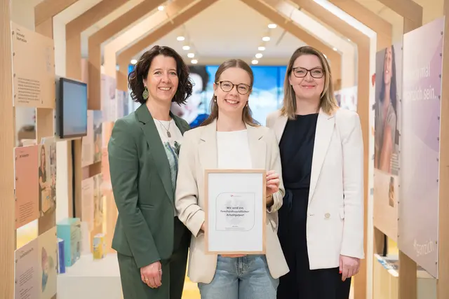 Von links: Manuela Krispler-Fuchshofer (Ressort Mitarbeiter, Teamleitung Diversity), Julia Voßmann (Ressort Mitarbeiter, Employer Branding) und Karin Reisinger (Leitung Ressort Mitarbeiter und Mitglied der dm Geschäftsleitung) freuen sich über die erneute Rezertifizierung. | Foto: dm/Wolfgang Lienbacher