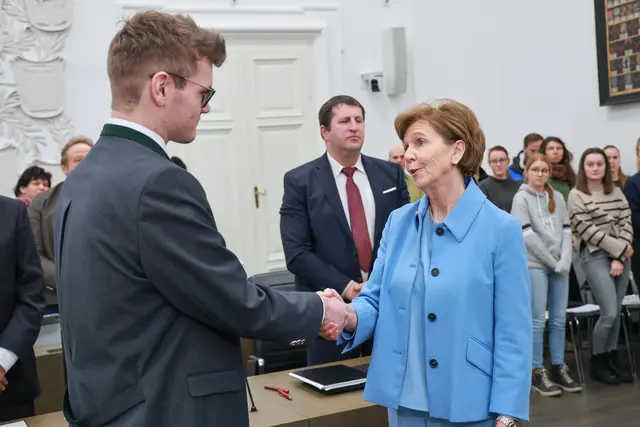 Angelobung im Landtag: Landtagspräsidentin Brigitta Pallauf gratuliert dem neuen Landesrat Maximilian Aigner nach seiner Wahl | Foto: Land Salzburg / Franz Neumayr
