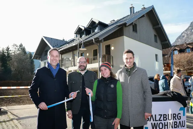 Große Freude bei der Übergabe: (v.l.) Thomas Maierhofer (Salzburg Wohnbau), Bürgermeister Martin Dietrich, Bewohnerin Carina Lichtenberger und Georg Grundbichler (Salzburg Wohnbau). | Foto: Neumayr