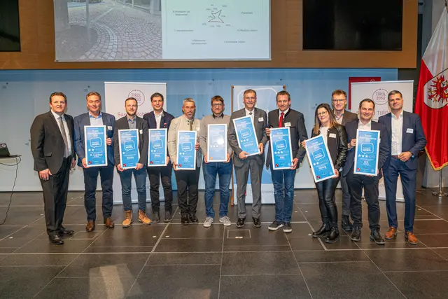 LR René Zumtobel, Bgm. Elmar Haid, Bgm. Johannes Reinstadle, Bgm. Patrick Holzknech, Bgm. Bernhard Schöpf, Johannes Tollinger, Leonhard Falkner, Bgm. Michael Kluibenschädl, Elisabeth Kössler, VBgm. Robert Reindl, Martin Tschurtschenthaler, Rupert Ebenbichler (Energieagentur Tirol) | Foto: Energieagentur Tirol/Blitzkneisser