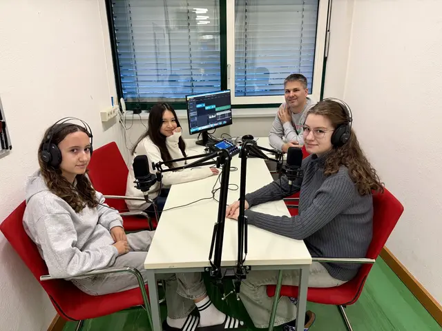 Zusammen mit der Unterstützung von Lehrer Thomas Kuchling (im Bild rechts hinten), nehmen die Schülerinnen und Schüler verschiedene Podcastfolgen auf. | Foto: BG/BRG Weiz