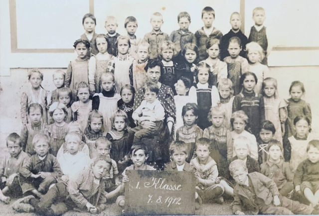 Am 7. August 1912 wurde diese Aufnahme der 1. Klasse in der Volksschule Eberstein aufgenommen. Klassenlehrerin war Anna Kutalek, verh. Trollhann. | Foto: VS Eberstein/Topothek