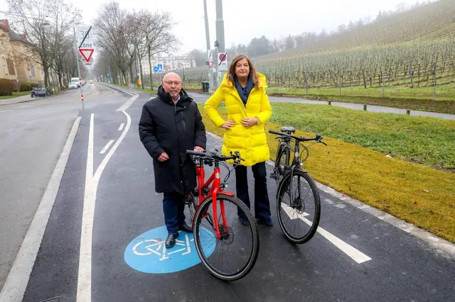Bei einer Besichtigung des fertiggestellten Projekts schwangen sich auch Bezirkschef Peter Jagsch und Mobilitätsstadträtin Uli Sima (beide SPÖ) aufs Rad.  | Foto: Stadt Wien/Christian Fürthner