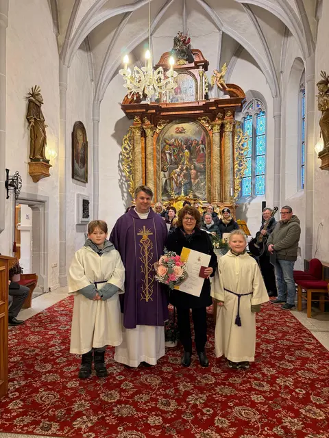 Christa Müllauer, P. Tomas Vyhnalek und die beiden Ministranten Tristan und Marlene Schübl. | Foto: Pfarre Dietmanns