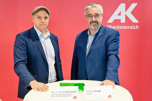 AK-Präsident Andreas Stangl (re.) und Philipp Gerhartinger von der Abteilung Wirtschafts-, Sozial- und Gesellschaftspolitik. | Foto: AKOÖ/Spitzbart