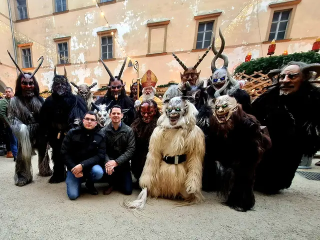 Bürgermeister Jürgen Rummel mit dem Nikolaus und seinen schaurig-netten Gefährten | Foto: Stadtgemeinde Neulengbach