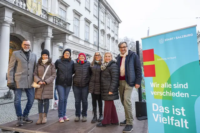 Freuen sich über erfolgreichen Auftritt:
v.l.: Reinhard Grobbauer (Leiter Gebärdenpoesie-Chor), Waltraud Untersinger, Maria Wintersteller, Biggi Wintersteller, Hildegard Grobbauer (alle Interpretinnen), Stadträtin Andrea Brandner und Peter Ebner (Behindertenbeauftragter) | Foto: Stadt Salzburg/Wildbild