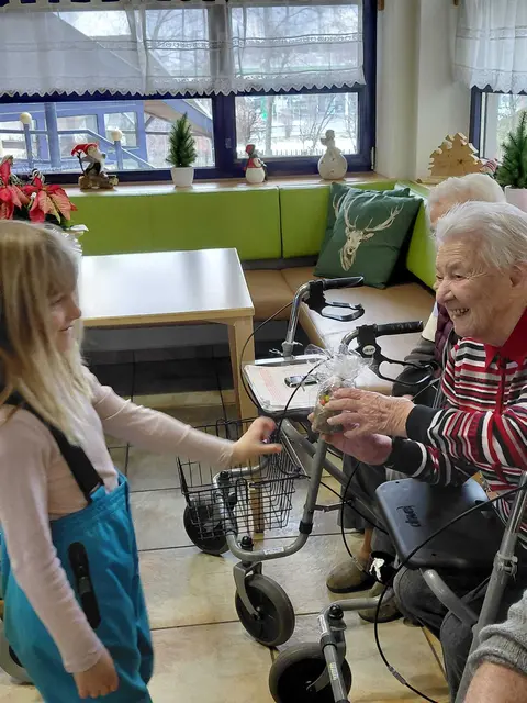 Eine Gruppe des Gemeindekindergartens St. Michaels besuchte die Bewohnerinnen und Bewohner des Pensionistenwohnheims. Dort wurden Weihnachtslieder gesungen und selbstgebastelte Geschenke überreicht. | Foto: Fotos Kindergarten St. Michael