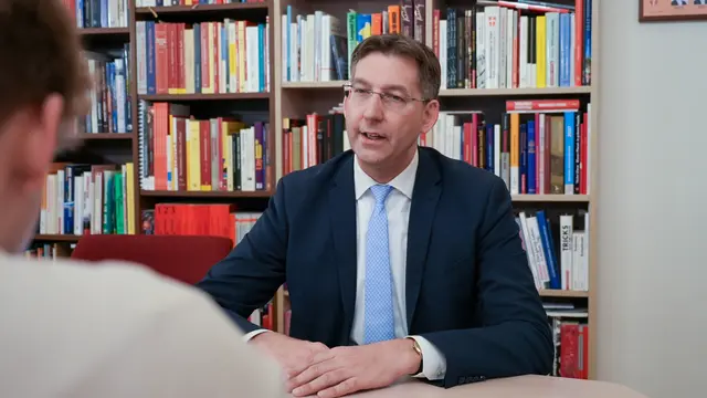 Bezirkschef Markus Figl (ÖVP) im MeinBezirk-Interview über das Jahr 2026 in der City.  | Foto: Andreas Pölzl/MeinBezirk