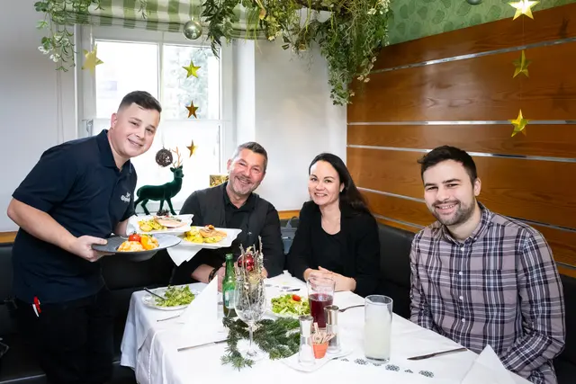 Wurden beim Business-Lunch im Gasthof zur Schmied'n (siehe unten) bestens bedient: Charly Forstner, Katharina Gründl und Markus Kropac (v. l.) | Foto: Konstantinov