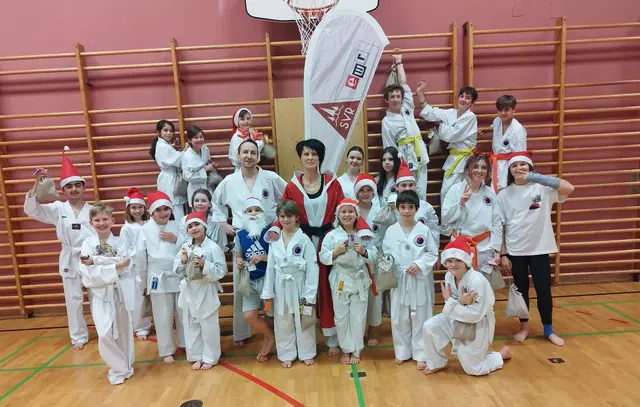 Die Vereinskinder des SVR ZV Taekwon-Do gemeinsam mit ihren Trainern Manuela Santa und Christian Wörle beim weihnachtlichen Jahresabschluss – inklusive Geschenken vom „Christkind“. | Foto: SVR