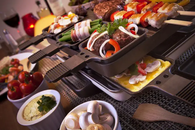 Raclette ist eine beliebte Wahl für die Festtage, weil jeder Gast etwas mitnehmen kann.  | Foto: Smarterpix/sara_winter