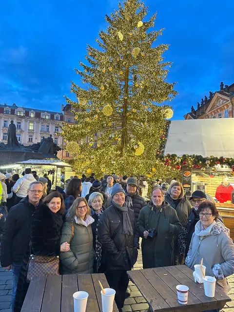Die Teilnehmerinnen des Adventausflugs der ÖVP Unterfrauenhaid genossen die vorweihnachtliche Stimmung auf den Prager Weihnachtsmärkten. | Foto: Thomas Niklos
