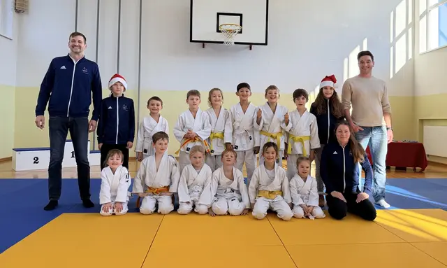 Das Judo Team Wängle mit Trainerin Sylvia Konzmann (knieend re.), Bürgermeister Florian Barbist (stehend re.) und Kampfrichter Berhard Lang (li.). | Foto: Judo Team Wängle