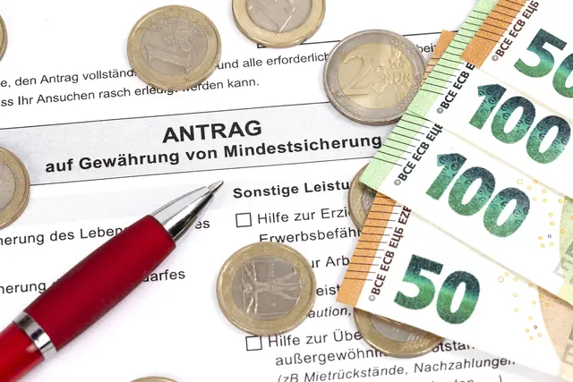 In Tirol wird derzeit eine Reform des Mindestsicherungsgesetzes diskutiert, die vorsieht, subsidiär Schutzberechtigte ab 1. Jänner 2026 vollständig aus der Mindestsicherung auszuschließen.  Kritik gibt es unter anderem von den Grünen. | Foto: Weingartner-Foto / picturedesk.com 