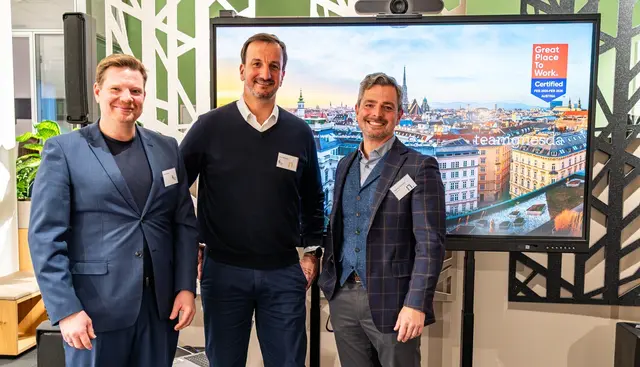 Eröffnung des neu gestalteten Schauraums in Neudörfl: Peter Müllner (Geschäftsführer und Organisationsberater, Brains an Games GmbH), Oliver Bertram (Geschäftsführer teamgnesda) und Maximilian Schubert (Geschäftsführer neudoerfler). | Foto: neudoerfler / Alexandra Ploiner