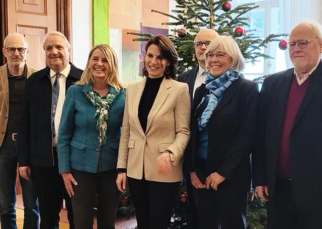 Der Vorstand der Stille-Nacht-Gesellschaft stattete kürzlich Landeshauptfrau Karoline Edtstadler einen Antrittsbesuch ab. Im Bild von links: Anton Pürcher, Josef Rupprechter, Renate Schaffenberger, Landeshauptfrau Karoline Edtstadler, Josef Bruckmoser, Präsidentin Christa Pritz, Josef A. Standl.    | Foto: Stille Nacht Gesellschaft