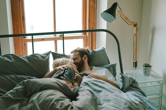 Sexarbeit wird oftmals auch in den Medien stereotypisch abgebildet (Etwa Frau in Netzstrumpfhose in der Nacht neben einen Auto) und festigt damit Bilder in den Köpfen der Menschen.  | Foto: Toa Heftiba/unsplash