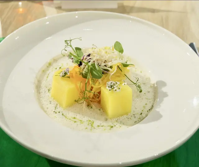 Steirischer Wurzelfisch mit Liebstöckel Öl, Julienne und Salzkartoffeln | Foto: David Kruselburger