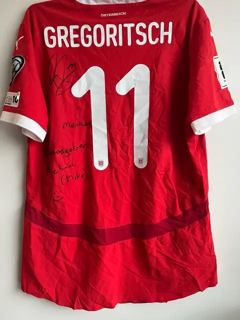 Das Original-Trikot von Michael Gregoritsch mit dem er Österreich gegen Bosnien-Herzegowina zur Fußball-WM schoss. Das Trikot bekam sein Freund "Miki" Postmann bei einem Besuch in Brönby.  | Foto: Miki Postmann