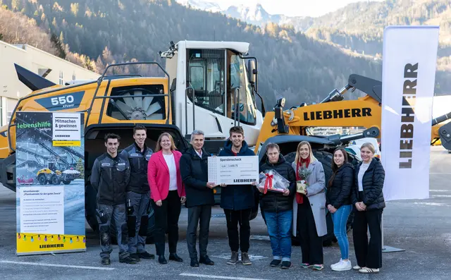 Übergabe des Spendenschecks an die Lebenshilfe Bischofshofen: v.l. Martin Höll, Kevin Holzmann, Vanessa Kneißl, Peter Schachinger, Denis Zelenjakovic, Stefan Aichinger, Johanna Aumayr, Elisabeth Saller-Kraft und Johanna Stary. | Foto: Liebherr-Werk Bischofshofen GmbH