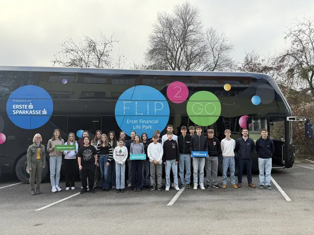 60 Schülerinnen und Schüler der vierten Klassen der Mittelschule Pöggstall erlebten im FLiP-Bus der Sparkasse einen interaktiven Unterrichtstag rund um Geld und Finanzbildung. | Foto: Waldviertler Sparkasse