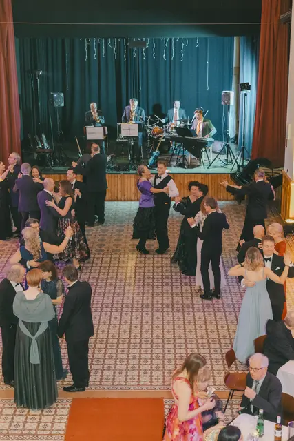 Im Februar nahmen mehr als 200 Gäste am Benefizball der Pfarrkirche St. Ulrich teil.  | Foto: Lukas Fuchs/Fuchs and Photos