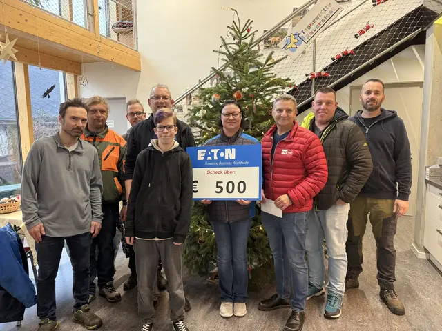 Mitarbeiterinnen und Mitarbeiter der Tagesstätte, Stephan Zimm, Eaton-Gesundheitsteam Kerstin Ölzant, Zentralbetriebsrat Werner Müller und Betriebsrat Rene Steininger. | Foto: Eaton