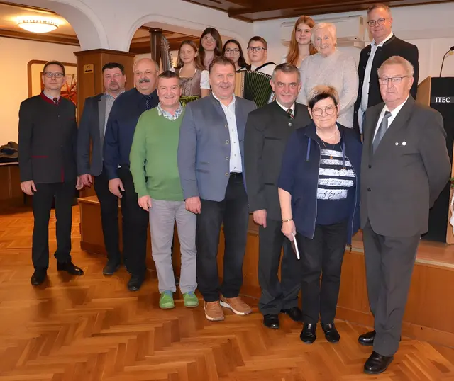 GR Ewald Crha, GR Johannes Sommer (beide Blindenmarkt), GGR Klaus Bruckner (St. Georgen/ Ybbsfelde), Vizebgm Franz Eder (Viehdorf), Bgm Michael Hülmbauer (Ferschnitz), Obmann Karl Radinger, Obmann-Stv. Christa Hackner, Obmann-Stv. Friedrich Binder

v.l.n.r. oben: Schüler:innen der Musikschule Ybbsfeld, Mundartdichterin Anni Winkler, Bernhard Karoh (Lehrer Musikschule Ybbsfeld) | Foto: Bettina Lanzenberger/ KOBV OG St. Georgen am Ybbsfelde und Umgebung