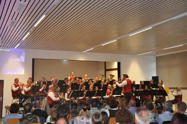 Mit einem abwechslungsreichen Programm in festlicher Adventstimmung bescherte die Trachtenkapelle Tragöß den Zuschauern einen tollen Abend. | Foto: KK