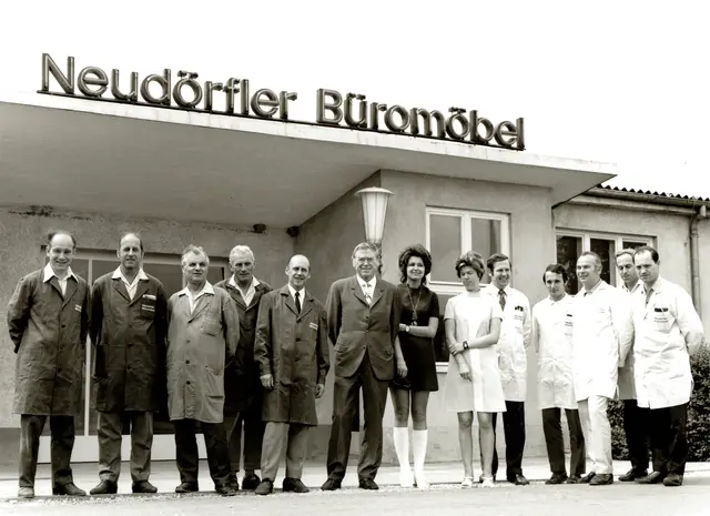 Firmengründer Karl Markon mit seinen engsten Mitarbeiterinnen und Mitarbeitern beim 25-Jahr-Jubiläum. | Foto: neudoerfler Archiv