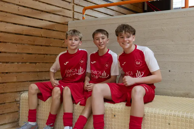 Während der Spielpausen jubelten die Spielerinnen und Spieler den gegnerischen Teams zu. | Foto: Sophia Braun