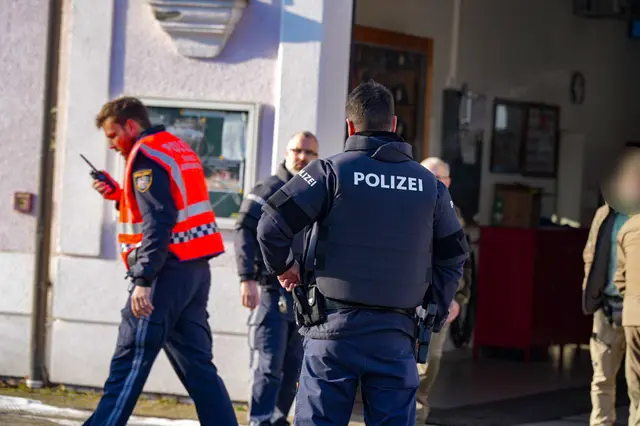 Die Einsatzkräfte aus Deutschland und Österreich arbeiteten zusammen. | Foto: TEAM FOTOKERSCHI / MARTIN SCHARINGER / FRANZ PLECHINGER